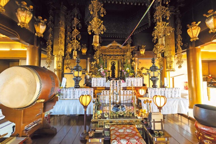 五重塔や本堂前に鎮座する銚子大仏を拝んだら、階段を上って本堂へ。県道を挟んで徒歩5分の本坊・圓福寺にも足を運びたい。