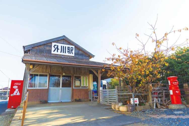 木造駅舎に白い看板が似合う。