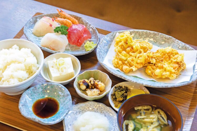 人気の宴定食。右上の皿がサルエビのかき揚げで、ぷりっとした食感と身の甘さが特徴だ。