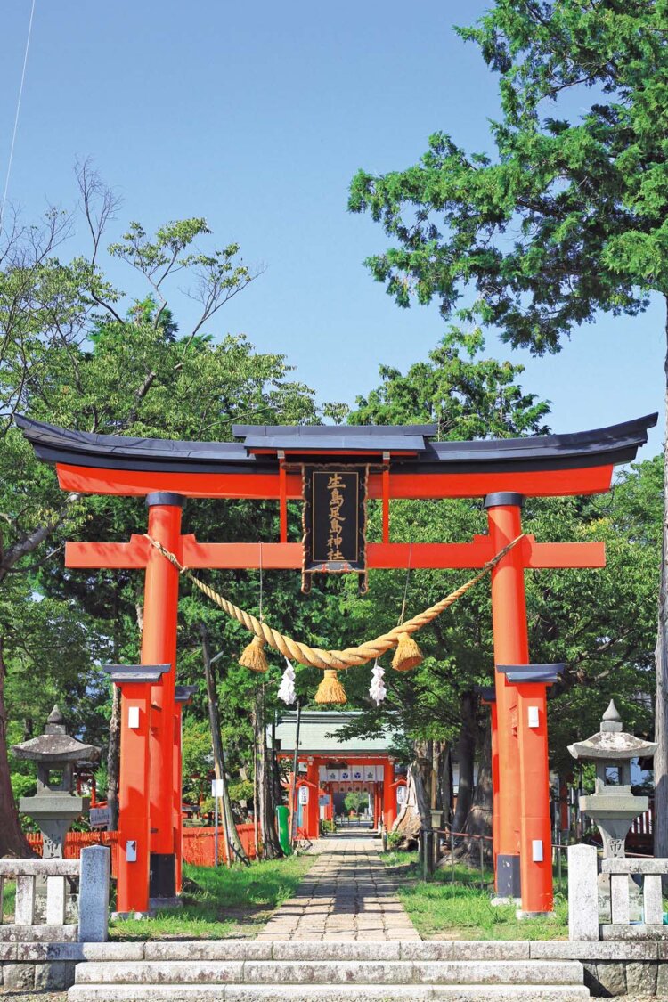 夏至には東鳥居の真ん中からご来光を拝める。