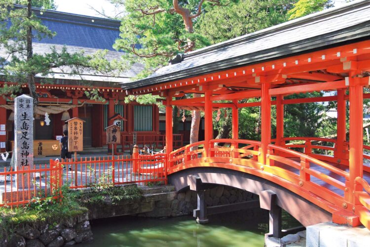 神様だけが通ることのできる御神橋。