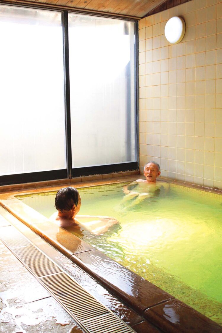 木曽義仲や北条義政といった歴史人物も御用達だったといわれる『大湯』。ほんのり硫黄の香りを感じる鮮やかな緑色の湯が体を芯から温める。300円。●別所温泉駅から徒歩8分。