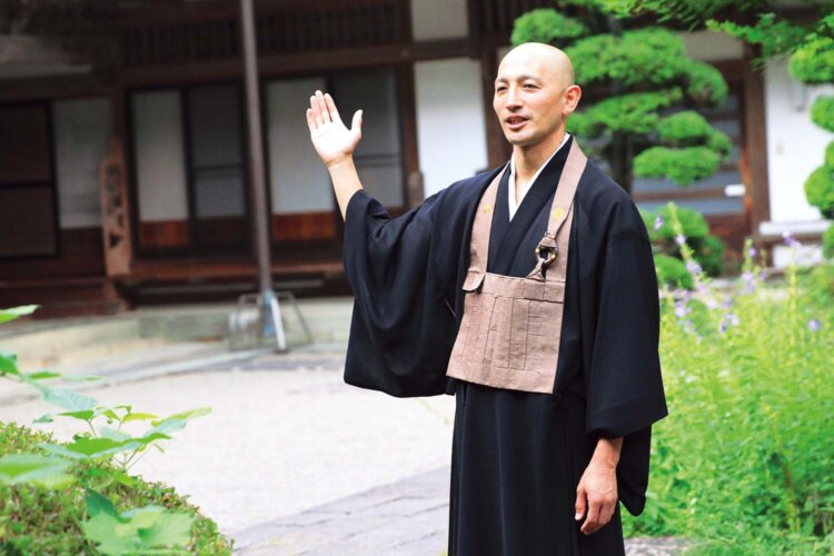 「本堂の屋根には、塩田北条氏の家紋のミツウロコがあります」と若林宜範（ぎはん）住職。