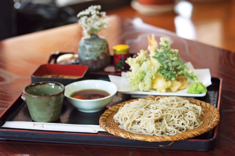 エビや山菜、季節の野菜を使ったボリューム満点の天ざるそば2130円（写真＝直井保彦）。