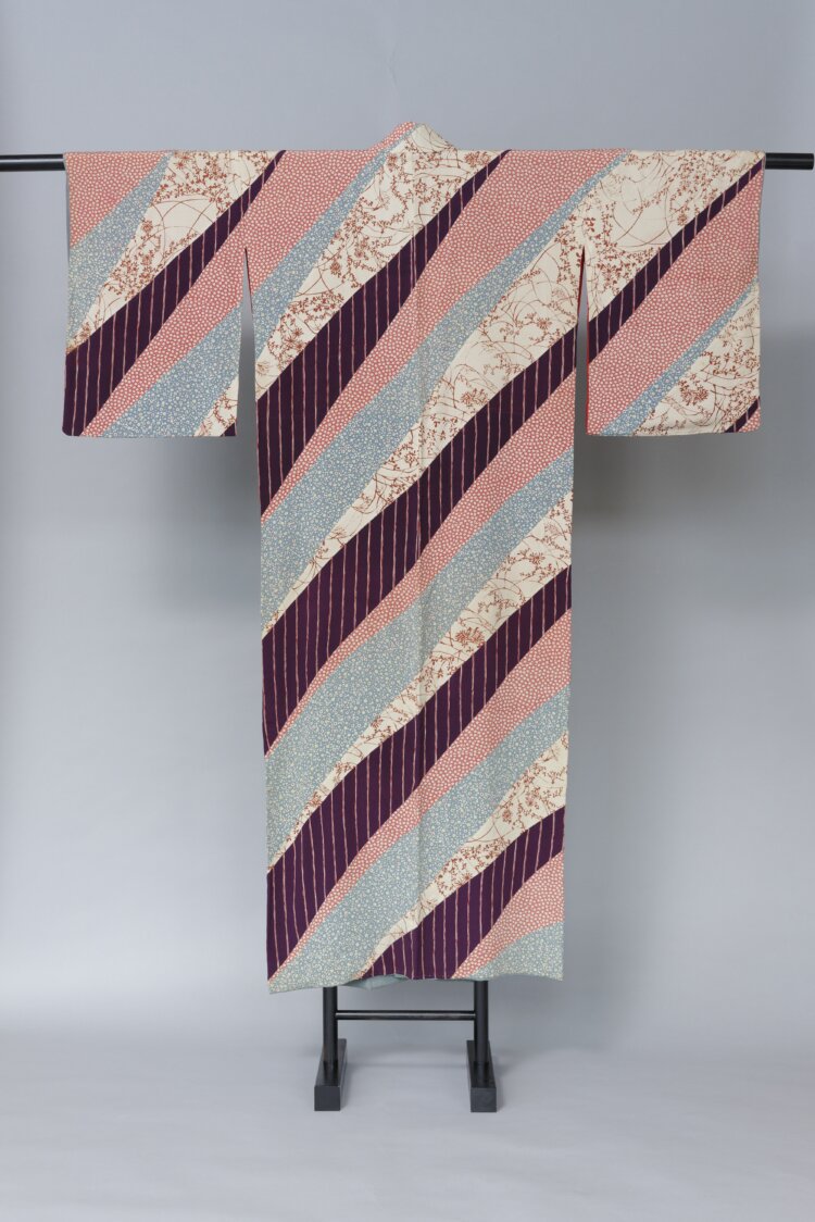 宇野千代旧蔵 切りばめの着物：宇野デザインの129枚の布を接ぎ合わせて作られた着物（前期展展示）。