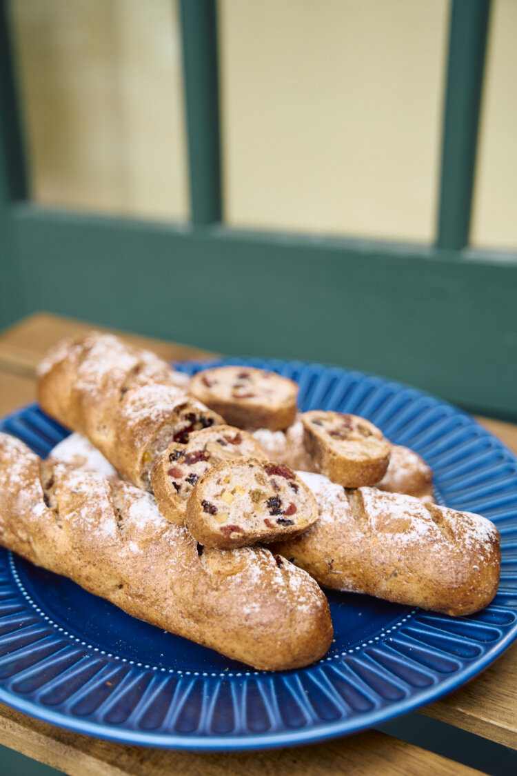 散歩の達人のパン 850円。4月21日から約1カ月間、火・水曜限定販売。焼き上がりは12時前後。