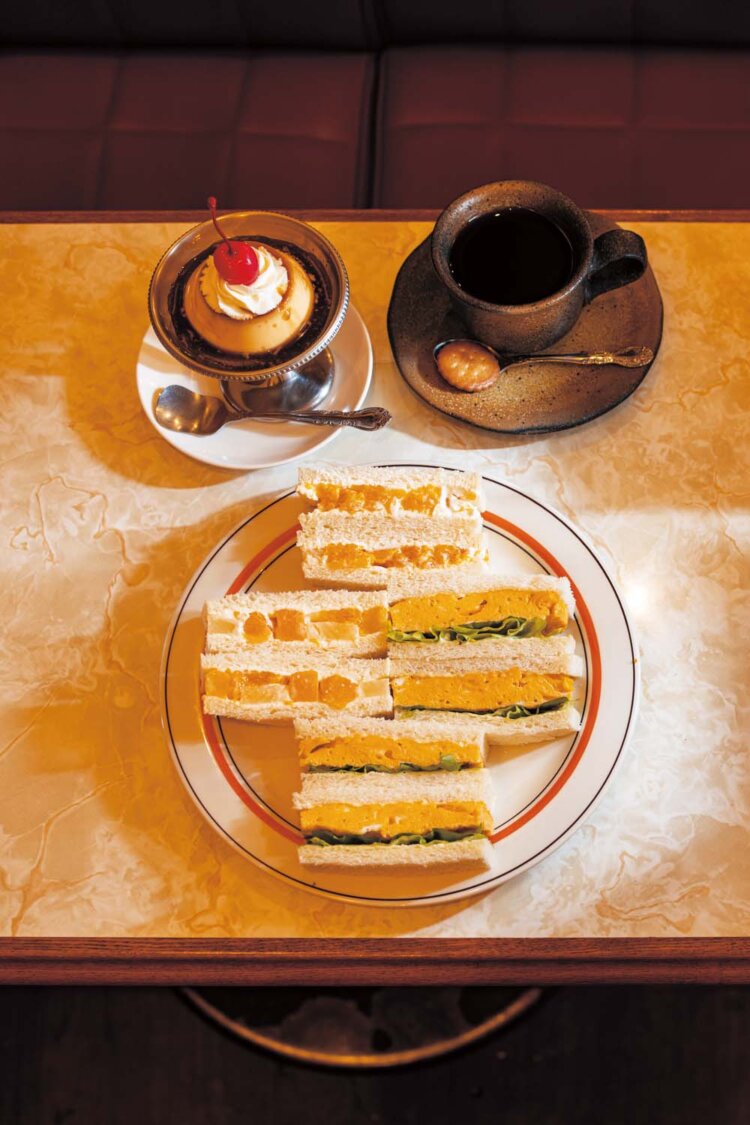 玉子とフルーツのハーフ＆ハーフ850円、はまの屋ブレンドはセットで400円、はまの屋特製プリン600円も一緒に。