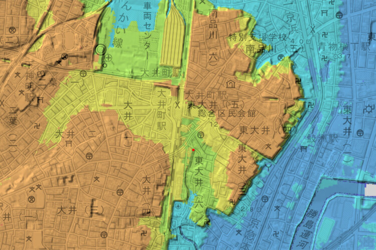 赤い丸が撮影地点で、出題写真はここから南（下流側）を見たところ（国土地理院地図の標準地図・標高図・陰影起伏図を加工）。