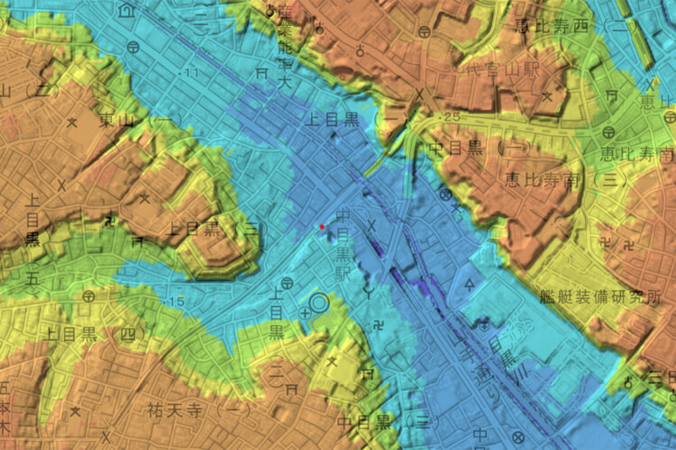 赤い丸が撮影地点で、出題写真はここから西（上流側）を見たところ（国土地理院地図の標準地図・標高図・陰影起伏図を加工）。