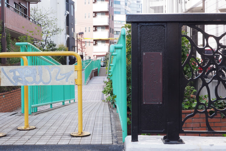 手前が公園橋、その奥は中野通りが渡る桃園橋。桃園川の名前の由来は、このあたりの旧町名だ。