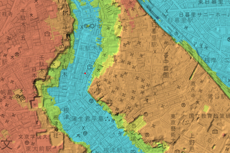 赤い丸が撮影地点で、出題写真はここから北（上流側）を見たところ（国土地理院地図の標準地図・標高図・陰影起伏図を加工）。