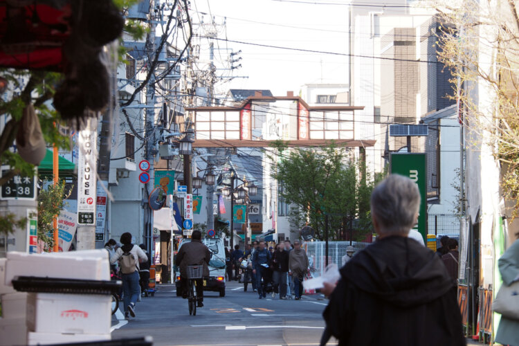 よみせ通り。現在藍染川は全区間が暗渠化されている。