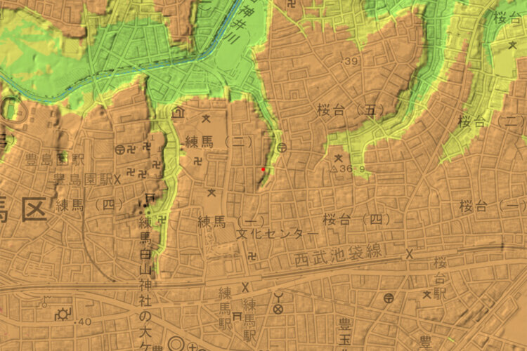 赤い丸が撮影地点で、出題写真はここから南（上流側）を見たところ（国土地理院地図の標準地図・標高図・陰影起伏図を加工）。