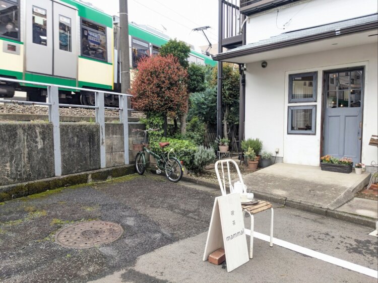 『喫茶 mammal』がある路地。建物のすぐそばを世田谷線の電車が走る。