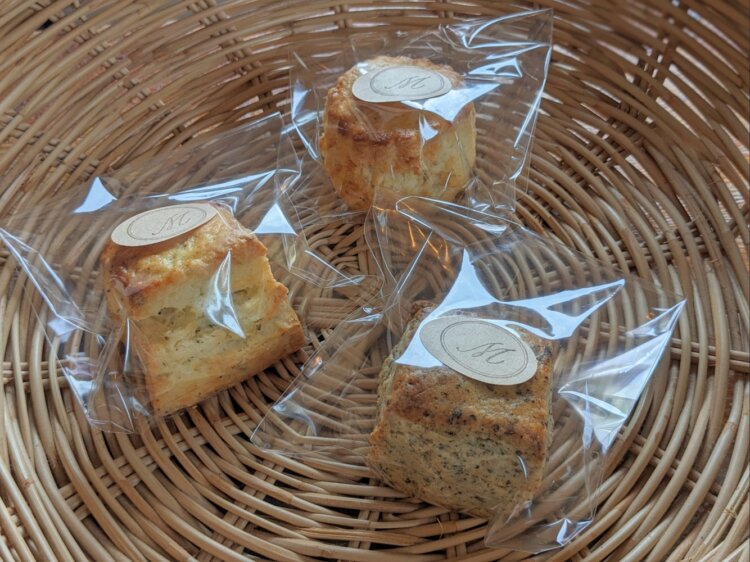 自分用のおみやげにスコーンをテイクアウト。手前から時計回りに、シーズナルメニューの黒ごまきな粉、定番のローズマリー＆ソルト、カルダモン。1個350円。