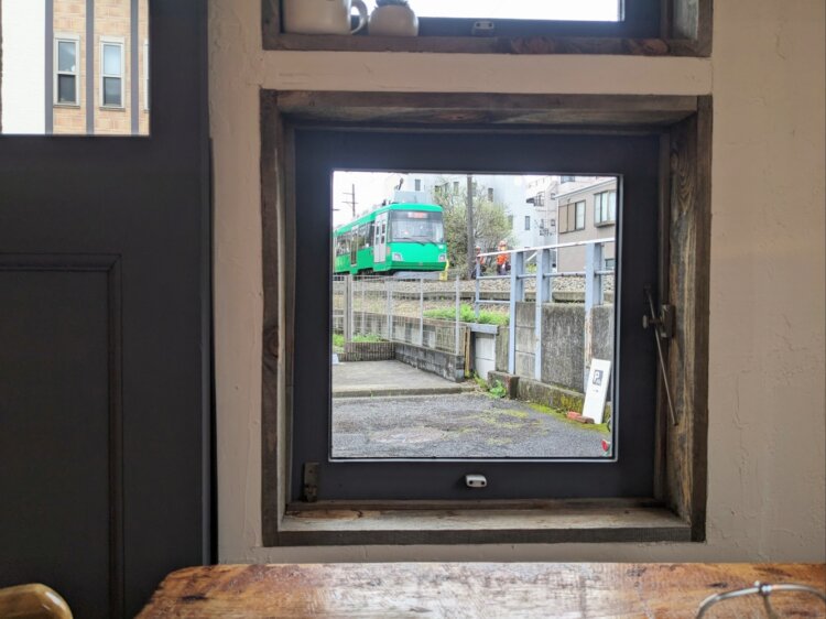 電車が来るとその瞬間、街の景色に差し色が加わる。