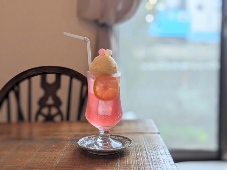 季節のクリームソーダ850円。写真はブラッドオレンジ。