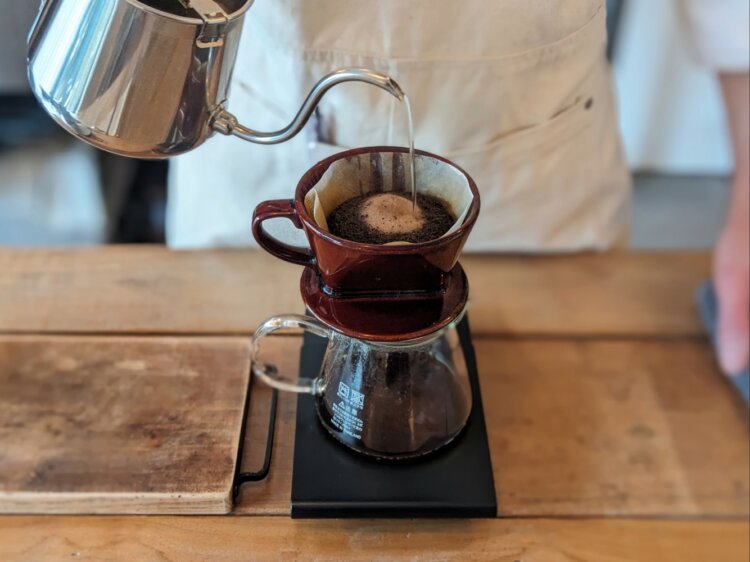 注いだお湯が少しずつコーヒーサーバーに落ちていくのを見ていると心が落ち着く。