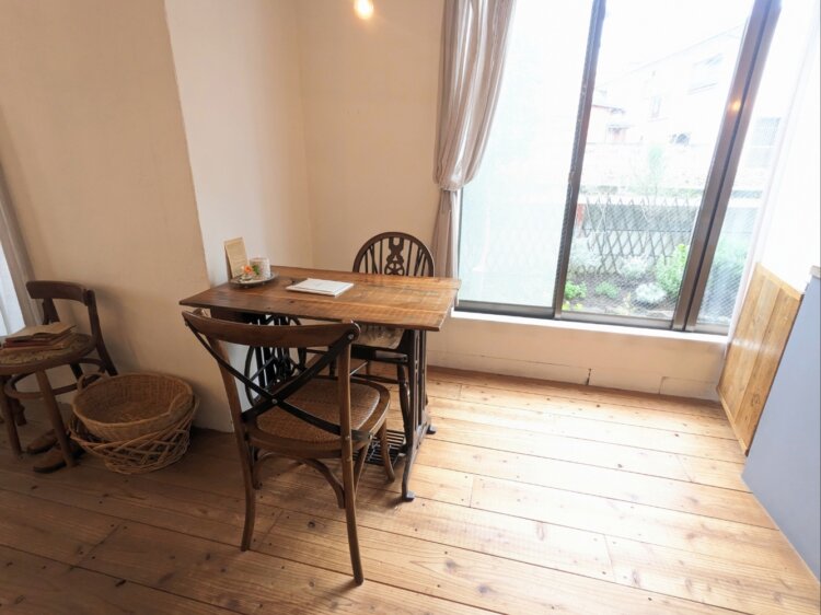 古い足踏みミシンのミシン台をテーブルにした席からは、庭だけでなくコーヒーを淹れる様子も見える。