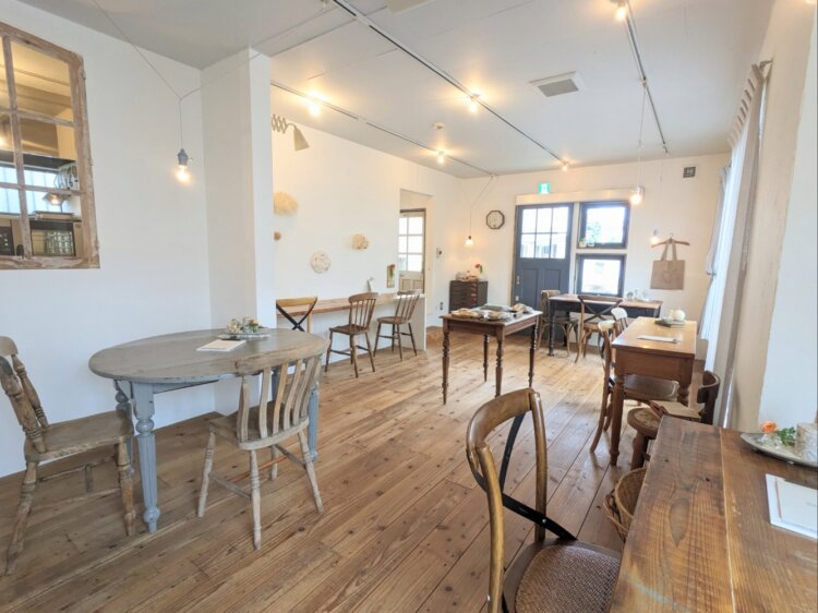 住居スペースだったところをキッチンに改装し、店舗部分には木の床板を敷き、座席を配置。