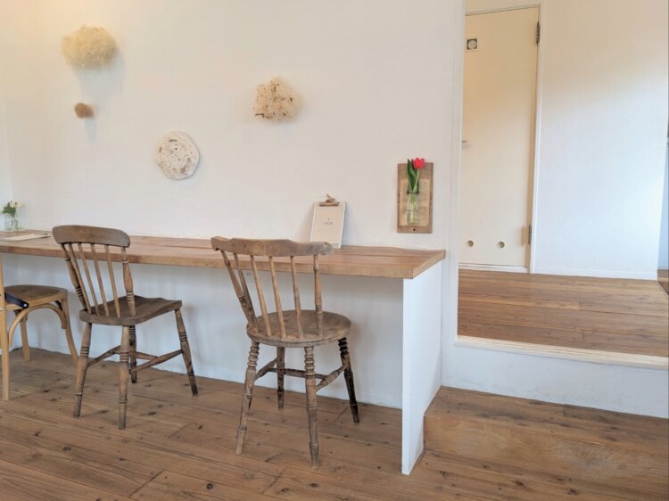 玄関のある元住居スペースと店舗スペースの段差は薬局時代の名残。