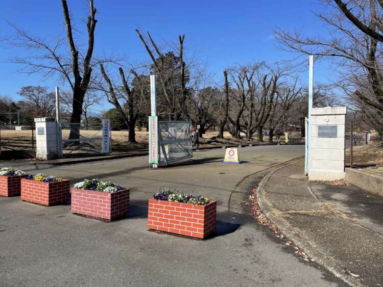 狭山稲荷山公園正門。博物館で見た「HYDE PARK」の看板は、この門柱に掲げられていた。