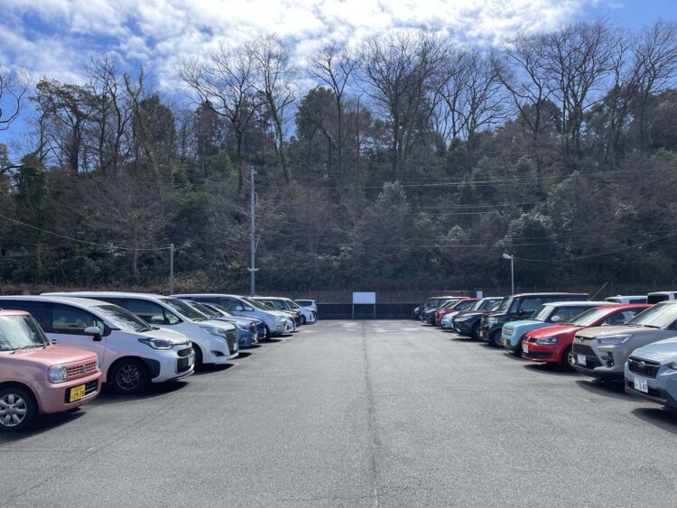 『HOSONO HOUSE』が録音された細野晴臣の自宅があったと思われる場所。現在は駐車場になっている。奥は狭山稲荷山公園。