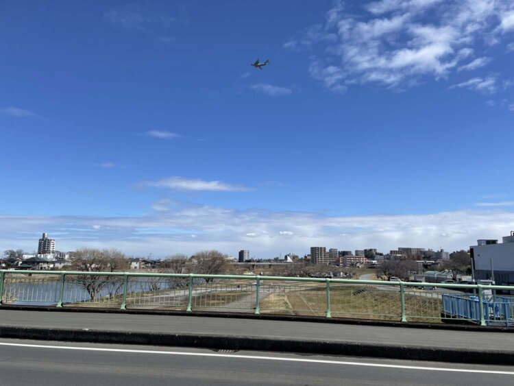 基地を飛び立つ飛行機。