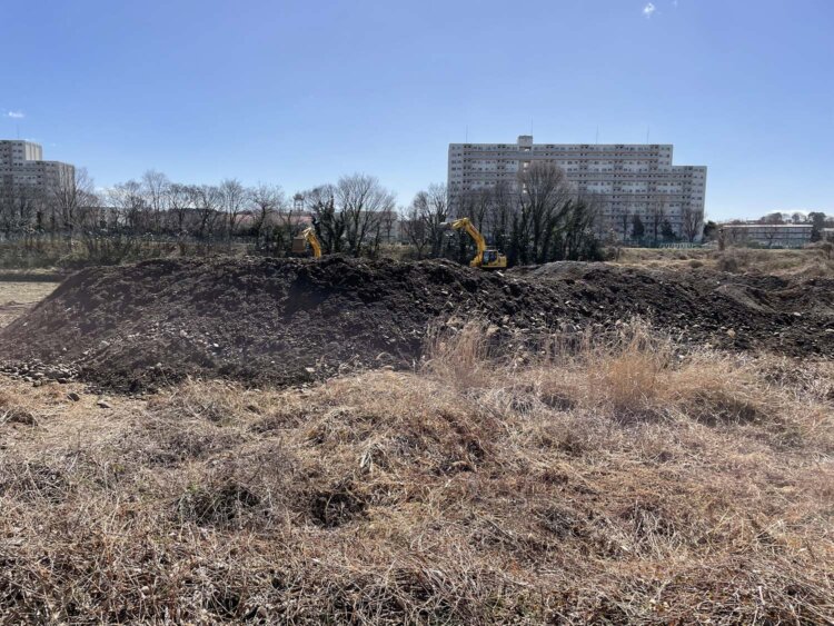 堆積した土の浚渫（しゅんせつ）工事が行われていた。