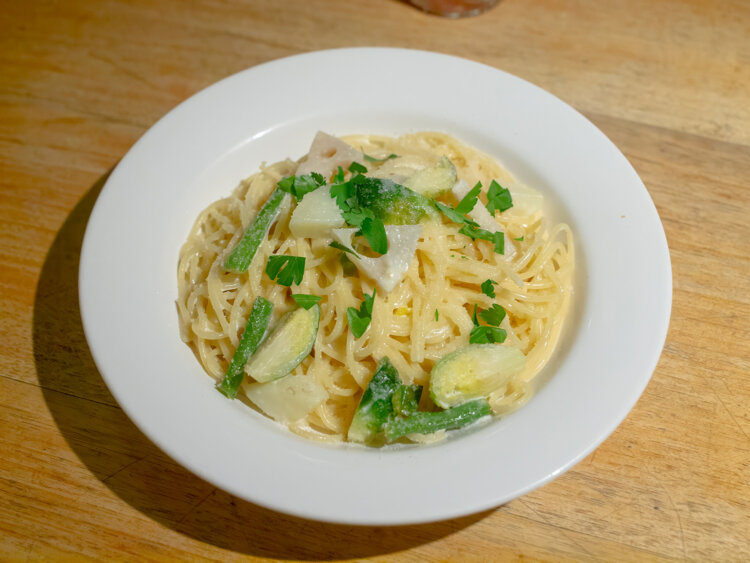 野菜のレモンクリームソーススパゲッティはほんのりとした酸味が爽やか。