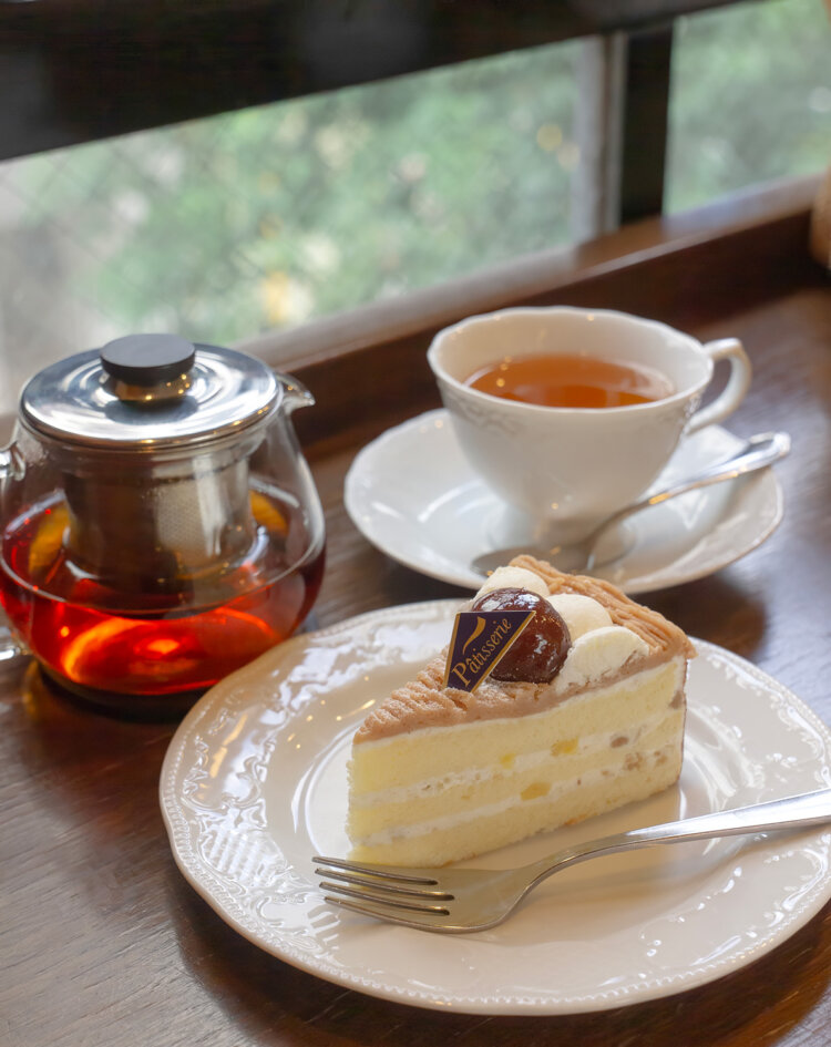 カフェのカウンターからは、すずらん通りを眺められる。