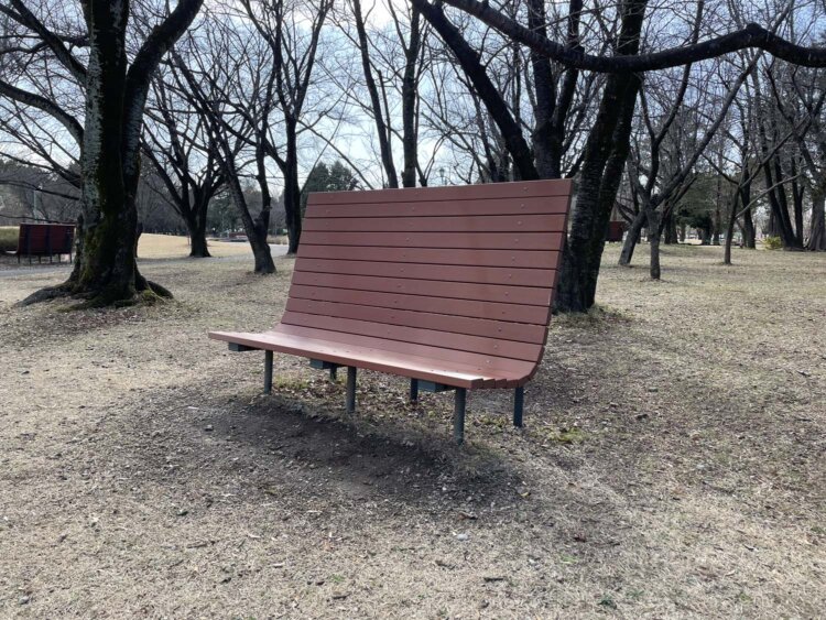 背もたれの長いベンチ。