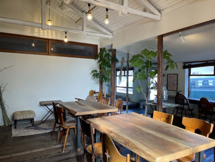 店内。テーブル席と窓際のカウンター席もある。