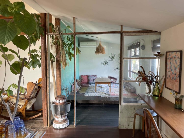 靴を脱いで上がれる席も。