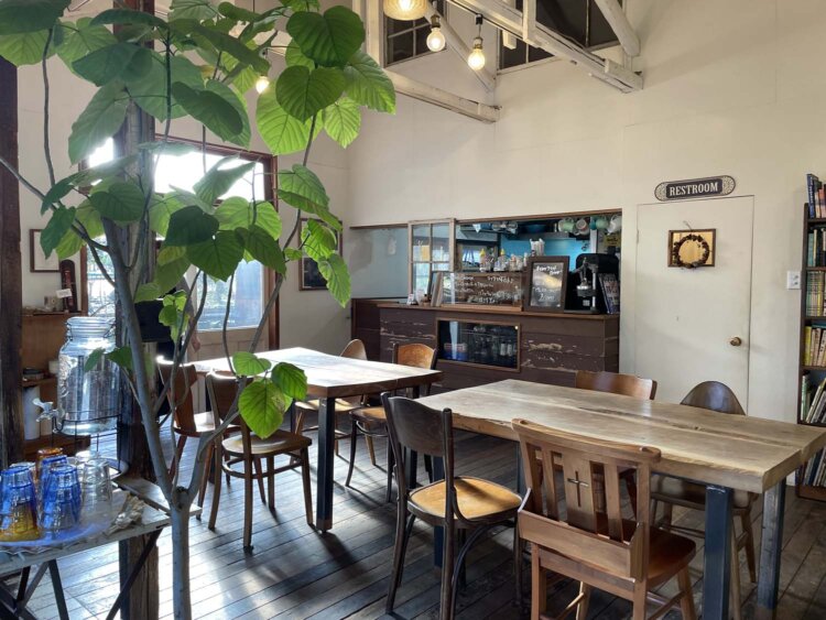 店内。カウンター奥はキッチンスペースになっている。