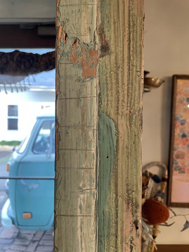 何度も塗り直された痕跡のある支柱。