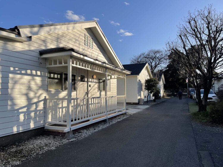 ジョンソンタウン。こちらは「米軍ハウス」。（C）JOHNSON TOWN。