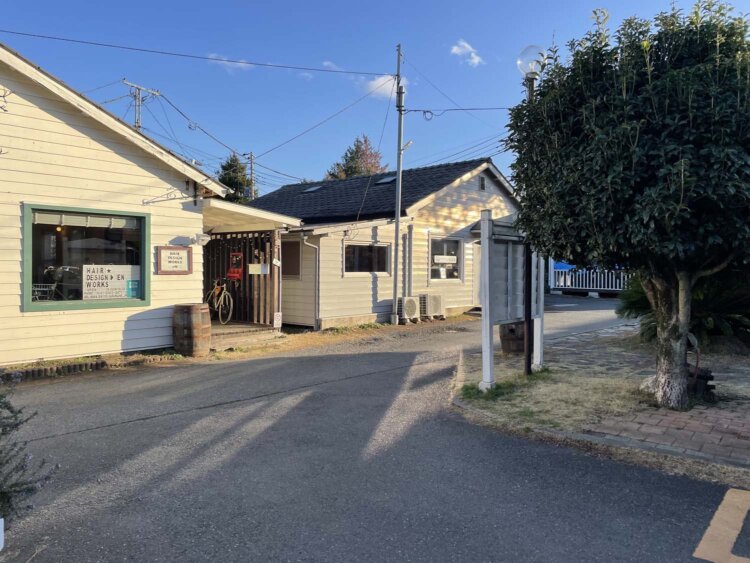 ジョンソンタウン。白い壁の平屋住宅が並ぶ。（C）JOHNSON TOWN。