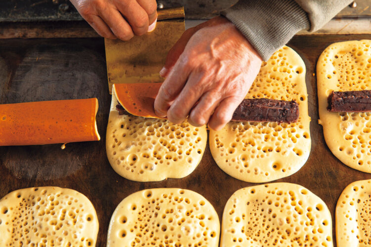 生地を敷き、自家製あんこをのせてくるり。