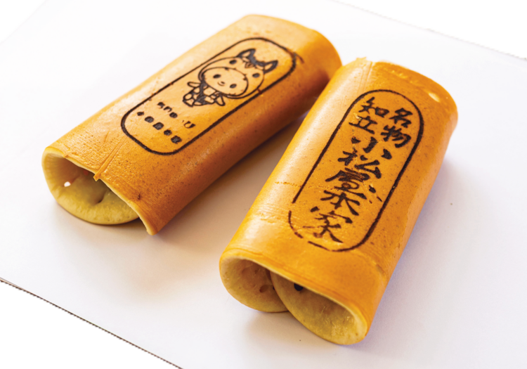 くろ（あんこ）としろ（白あん）は１本200円で買え、マーガリンをのせて食べるのもいい。おやつや手土産にも人気だ。