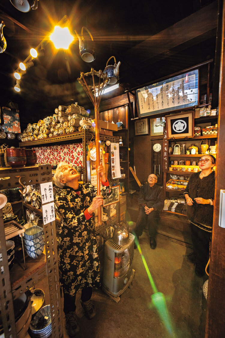 空中に飾る土瓶はお手製の竿で付け替え。このディスプレーを考えたのは先代だ。