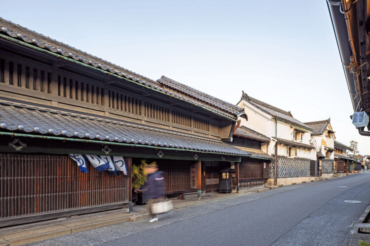 かつて、染めた反物を晒した藍染川に沿うように絞り工房や絞り商の木造建築が連なる。東海道の約800mにわたる有松の町並みは、重要伝統的建造物群保存地区・町並み保存地区。小路や裏路地すら情緒が匂い立つようだ。