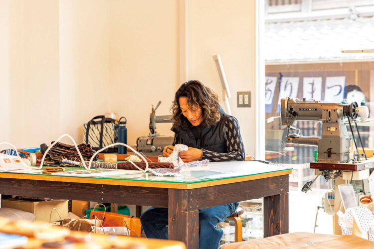  開店は2024年。店の一角で作る佐藤さんの技に見とれる。