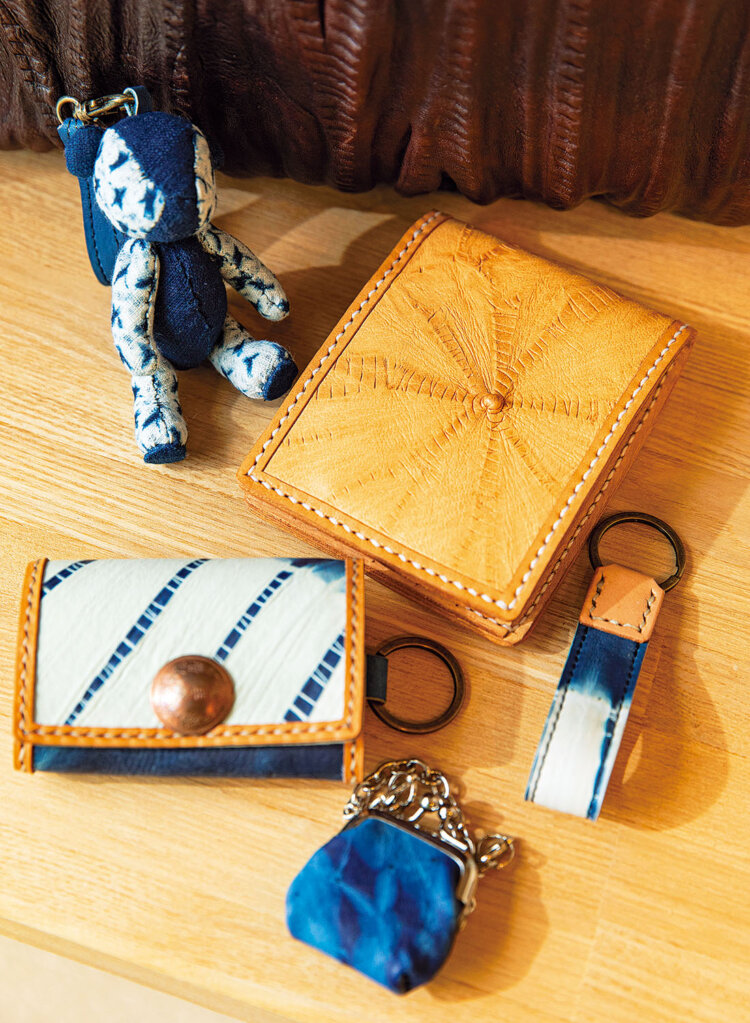 木綿のテディベア7700円、ミニミニガマ口4950円、本革財布4万4000円など。