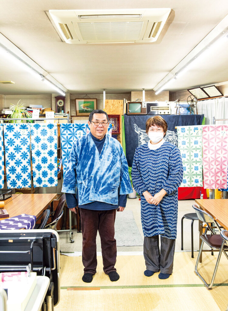 絞りの技を教えてくれる濱島夫妻。