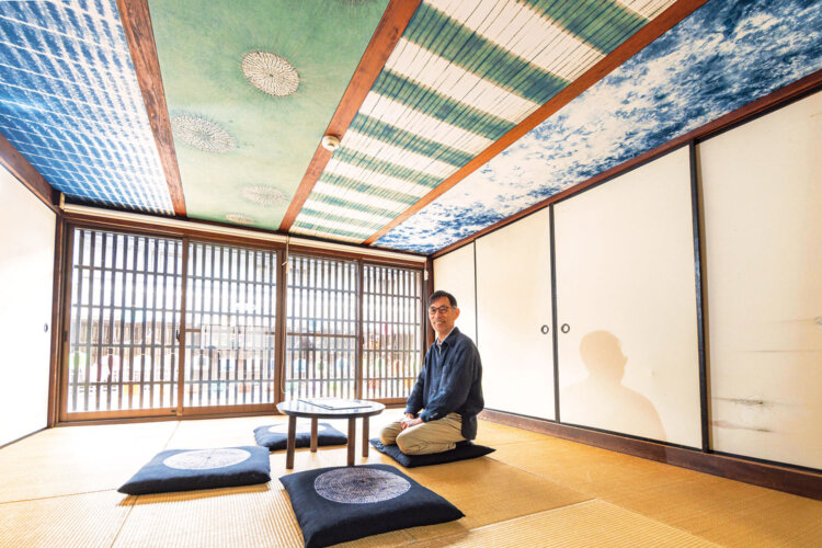 天井の反物は、宿主の大島一浩さんが職人と作ったもの。寝室は1階の座敷や2階にある。