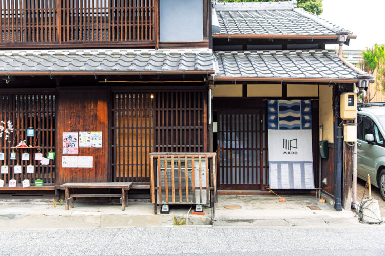 まつりの時は木格子をはずし「道沿いの座敷に腰掛けられたり、店を出したり」して、往来にぎやかな往時の風情になるそう。