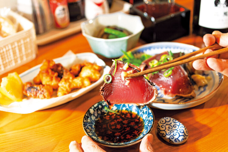 岡崎の地酒・二兎（にと）の純米酒1合800円、かつおたたき600円、たこの唐揚げ500円、本日の小鉢300円。