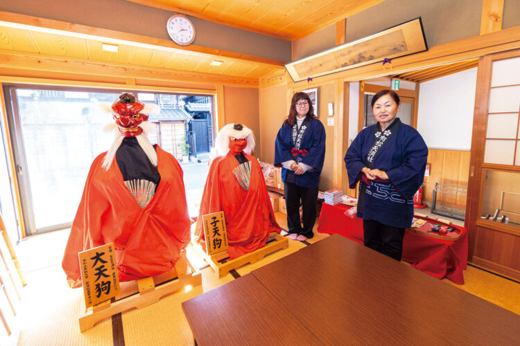 祭りで山車を先導する大小の天狗も出迎える。
