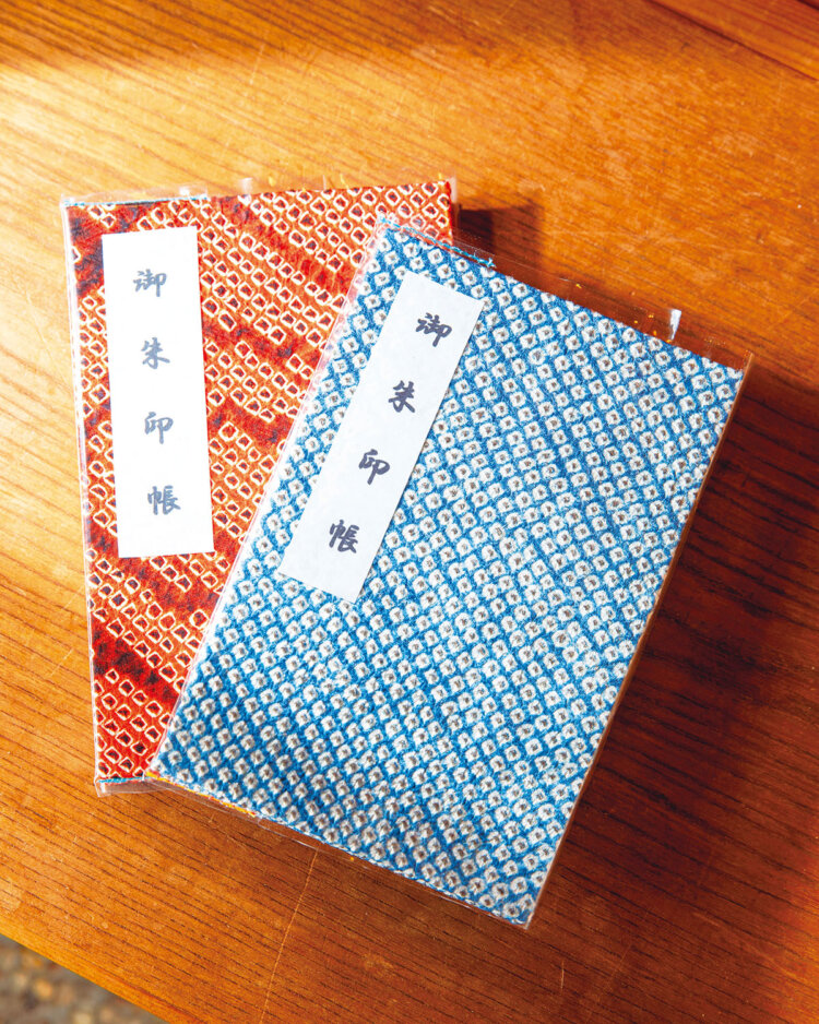 オリジナル御朱印帳2300円など、絞りの頒布品がキュート。